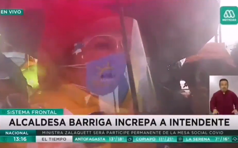 Captura de pantalla de MegaNoticias donde aparece Cathy Barriga increpando al Intendente Guevara