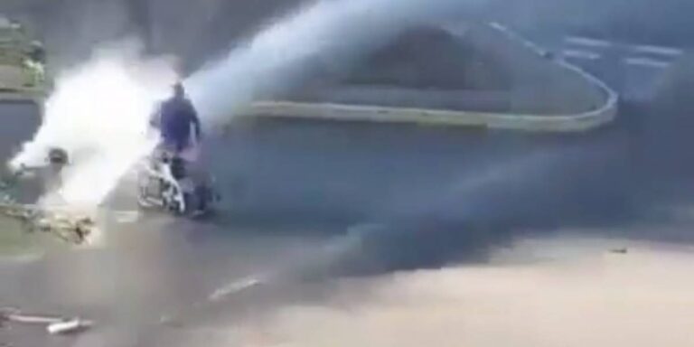 VIDEO | Chorro de carro lanza agua impacta a hombre en silla de ruedas