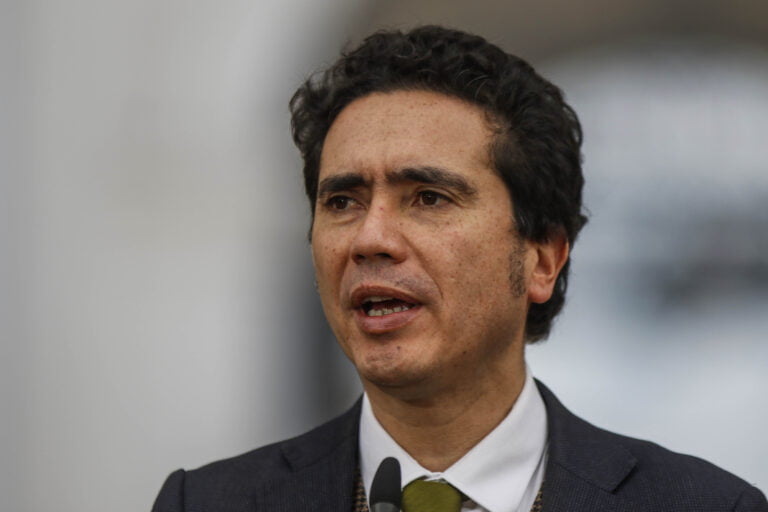 “¿Y si abrimos concurso internacional para un ministro que no llegue tarde con ayuda?”: Profesores responden a Briones tras nuevo ninguneo a profesionales chilenos