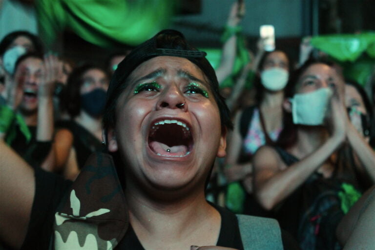 La marea verde lo consiguió: Hoy en Argentina el aborto es legal