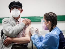 Vacunación con CoronaVac en adultos mayores