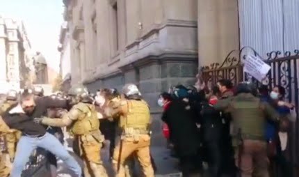 Detienen violentamente a familiares de presos de la revuelta y a dos constituyentes en catedral de Santiago