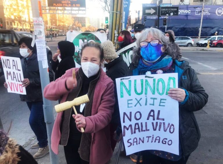 Vecinos protestan en contra de construcción de Mall Vivo en Ñuñoa
