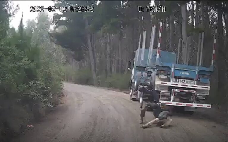 Ataque armado en camioneta de forestal: Gobierno asegura que se recuperaron vehículos “robados” y que atacantes “huyeron a pie”