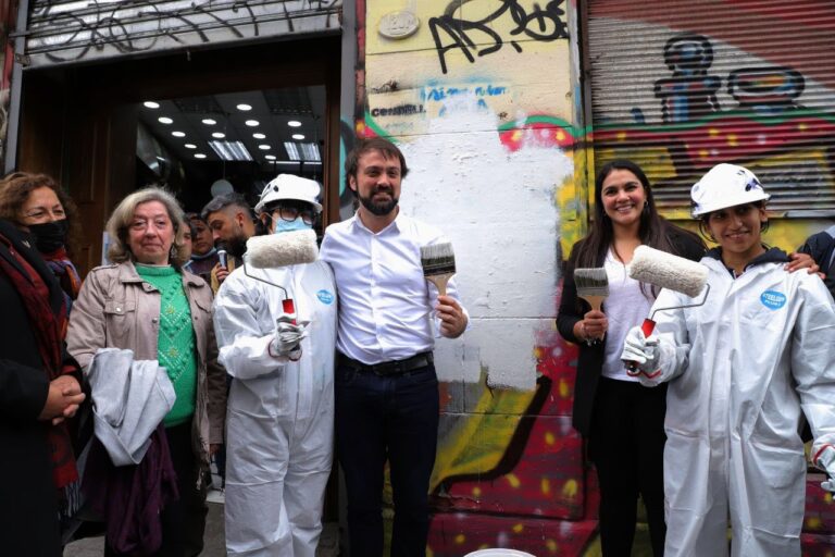 “Primer brochazo” marcó inicio de proyecto inédito de pintura de fachadas en Valparaíso