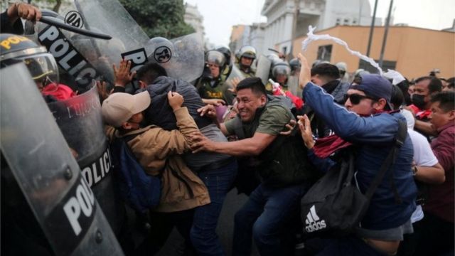Perú: Represión a protestas en demanda de nuevas elecciones termina en muertes y gran cantidad de heridos