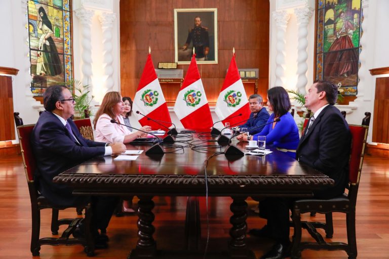 Acercamiento de Dina Boluarte a la derecha no soluciona crisis política en el Perú