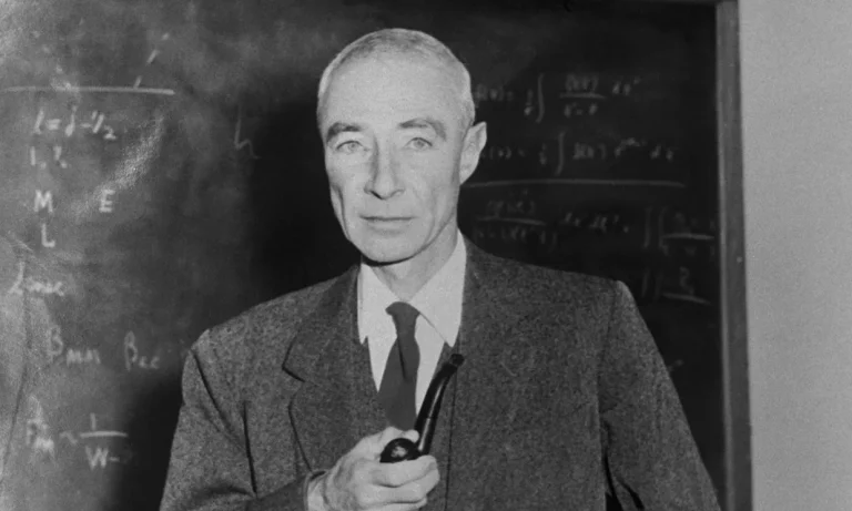 La recordada visita de Robert Oppenheimer a la Universidad de Chile en 1962