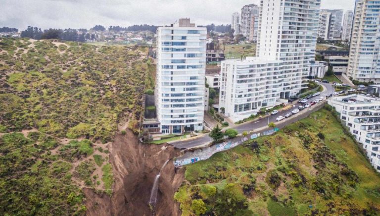 Experto en suelos y estructuras explica caso de deslizamiento que mantiene en riesgo a edificio de Concón