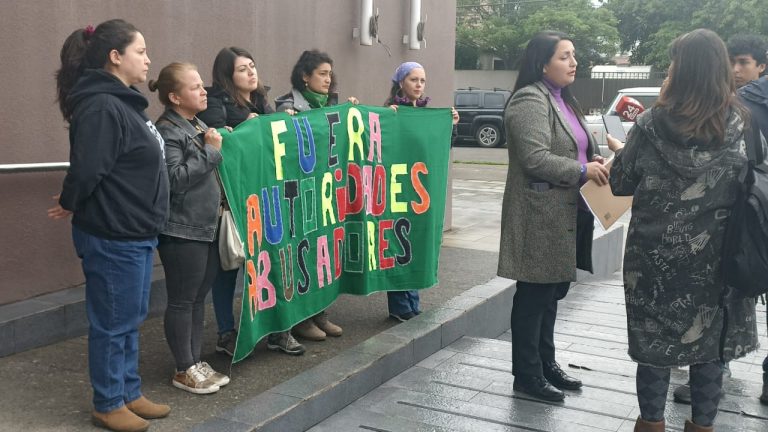 Araucanía: Organizaciones feministas llevan a Contraloría a alcaldes investigados, formalizados y prófugos de la justicia por casos de violencia de género