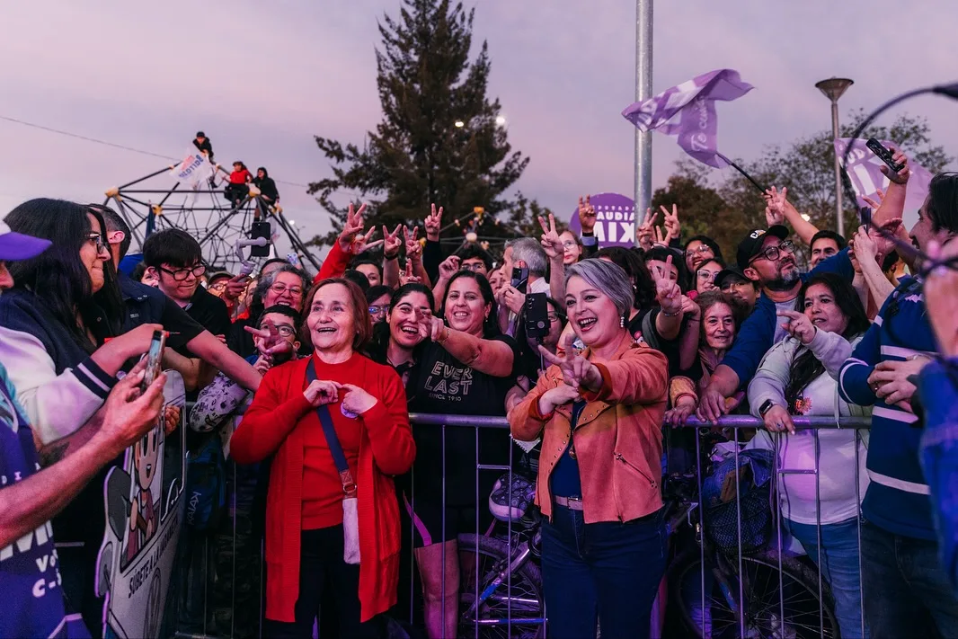 Con llamada sorpresa Jeannette Jara sorprende a algunos de los cientos que con pequeñas donaciones financian la campaña