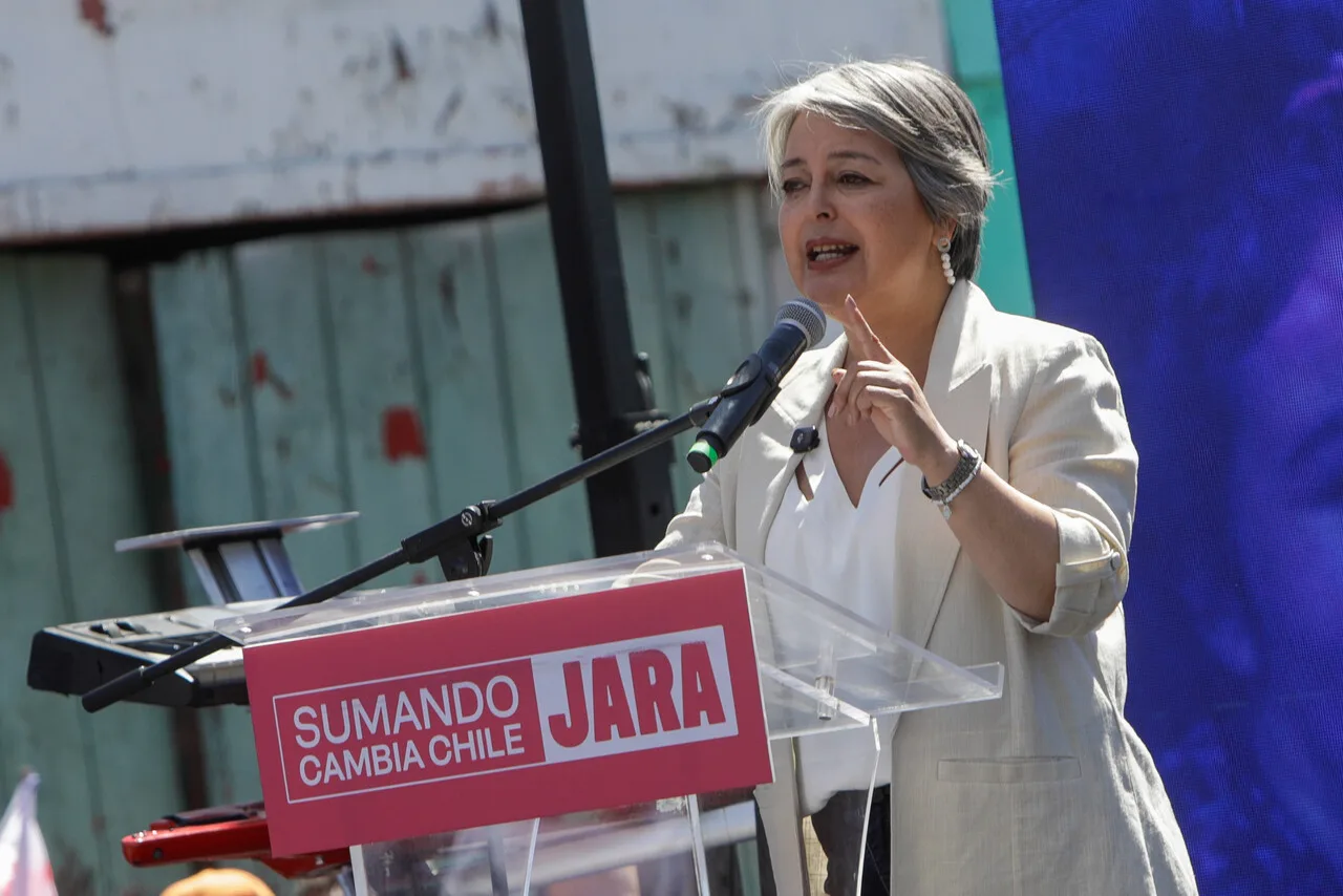Jeannette Jara propone plan para aliviar deudas de chilenas y chilenos