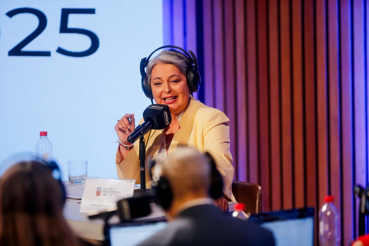 Análisis de cientista político favorece a Jara en debate ARCHI versus desempeño de Kast